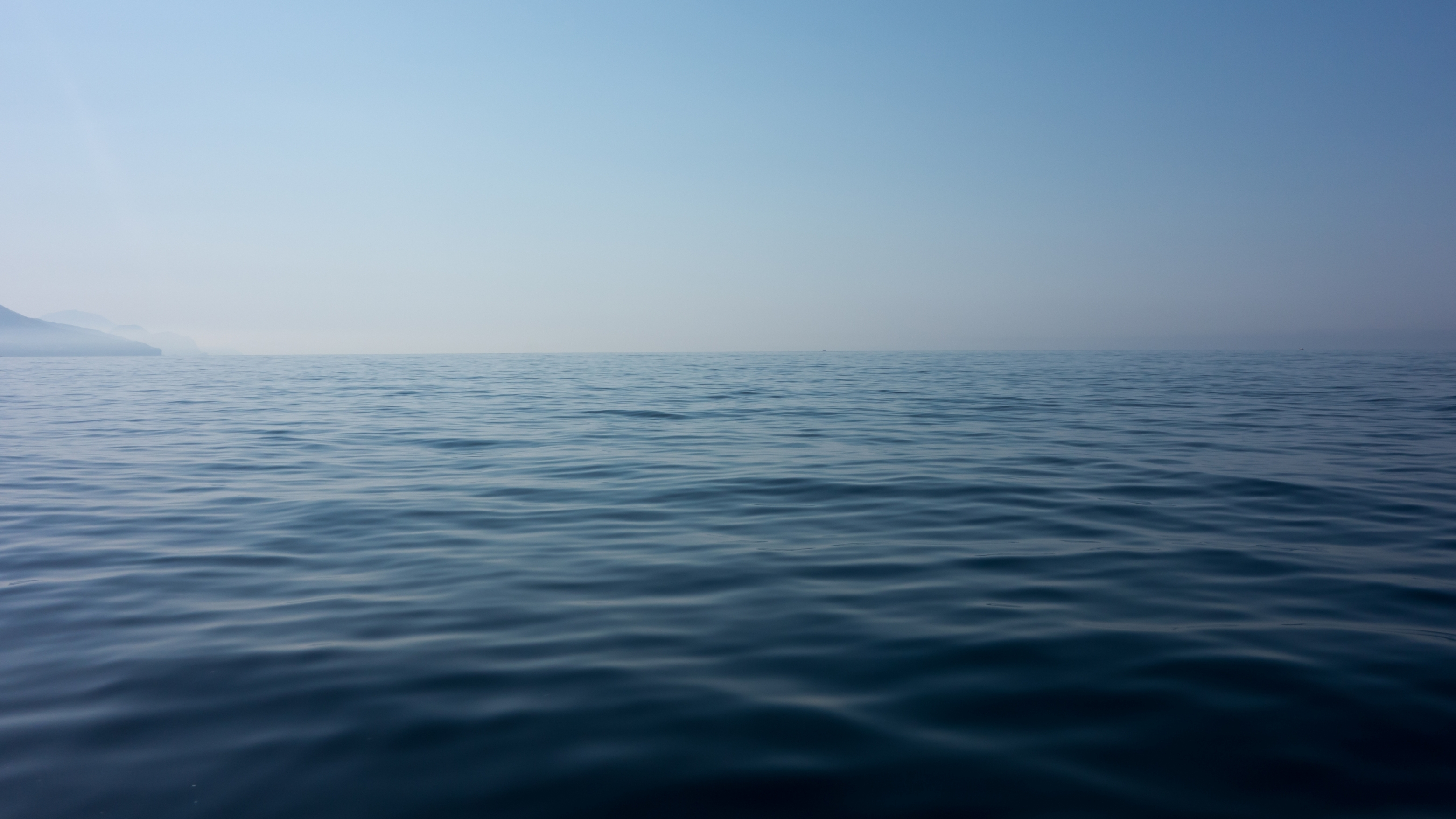 Weiter Blick über das ruhige Meer bei sanftem Licht